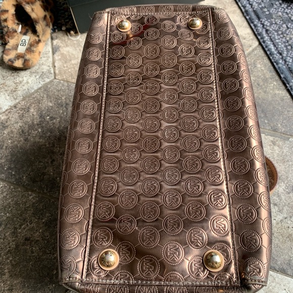 Micheal kors purse large size. - Picture 8 of 15